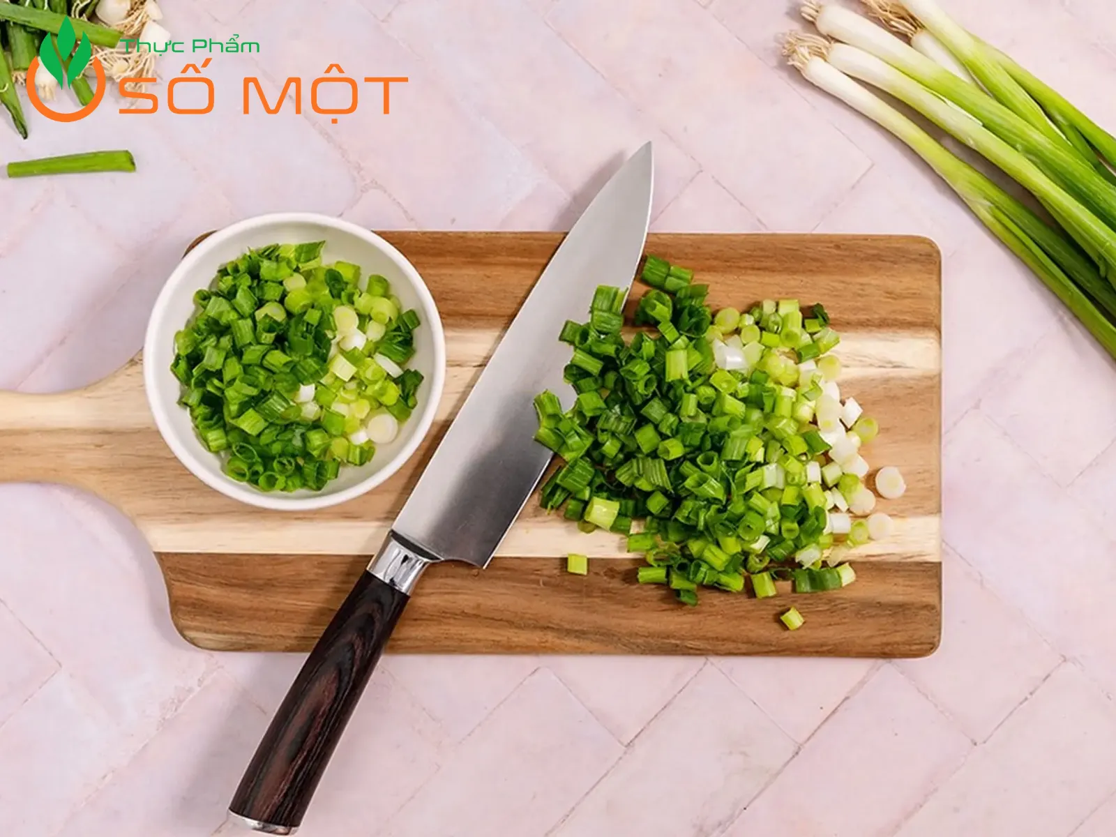 Thái nhỏ hành lá, đặt trong hộp kín rồi bảo quản trong ngăn mát tủ lạnh