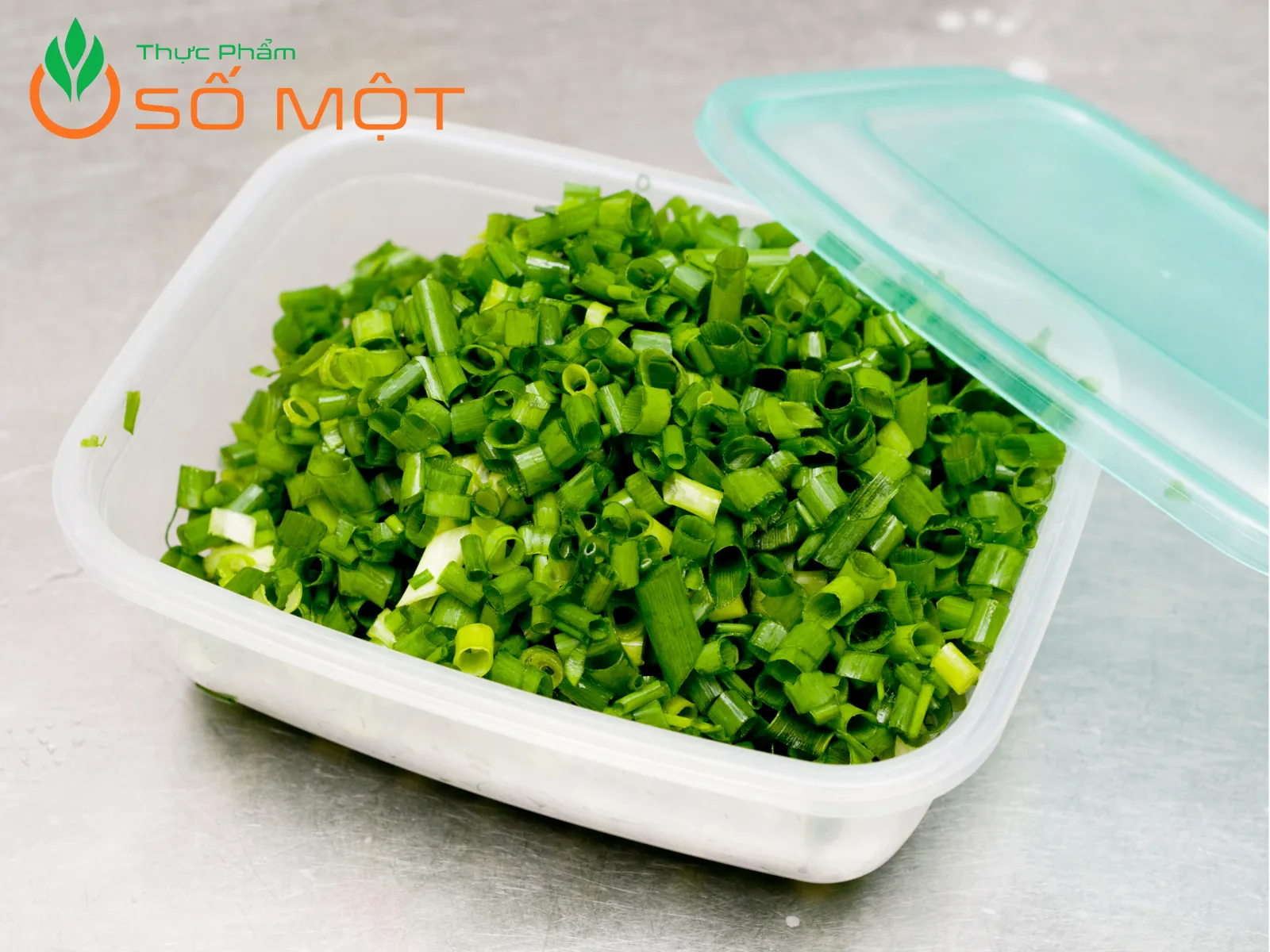 Cho hành lá đã thái nhỏ trong hộp kín vào ngăn đá tủ lạnh