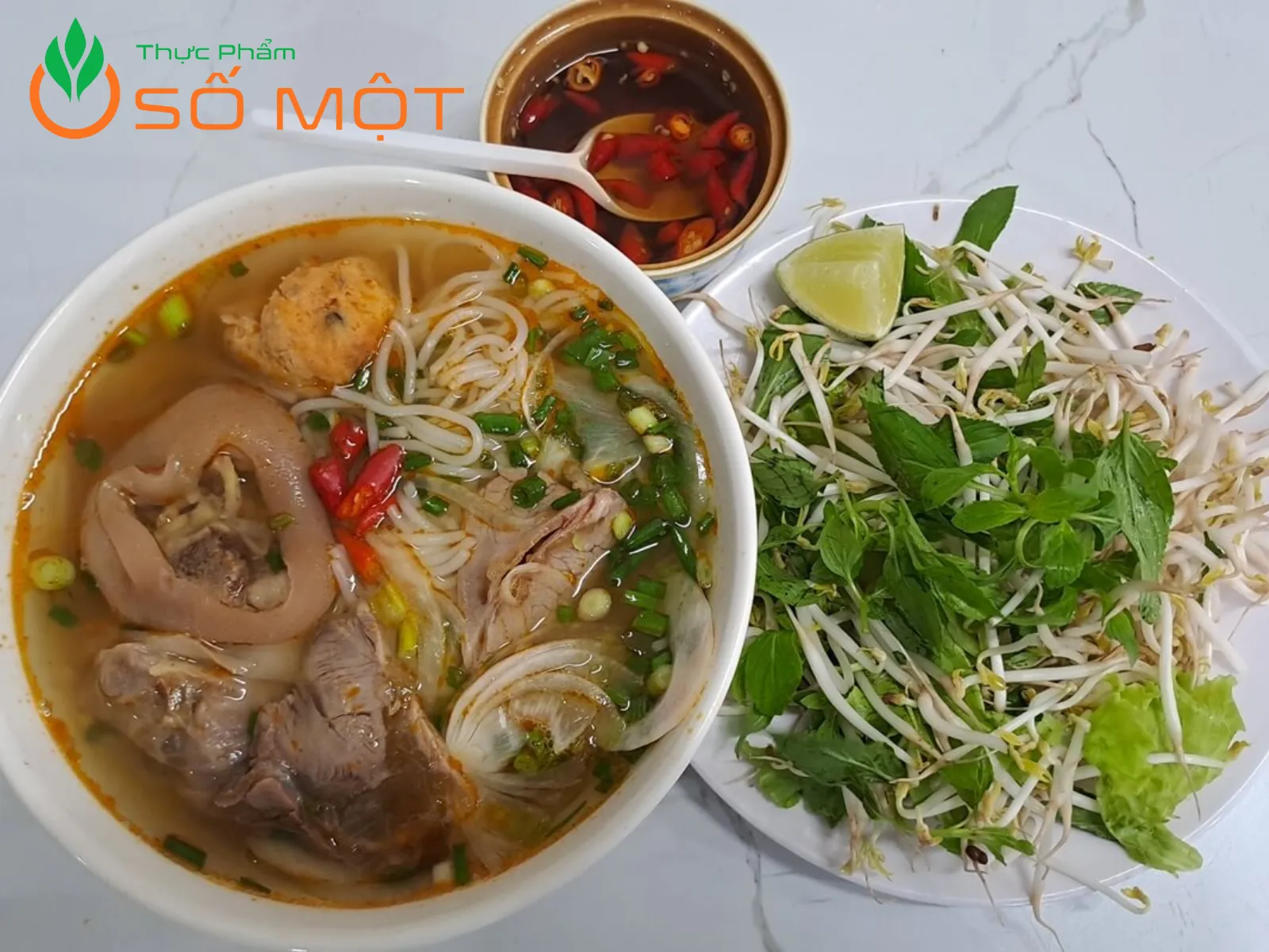 Bún bò miền Nam thường có vị ngọt thanh hơn, ít cay hơn so với bún bò Huế
