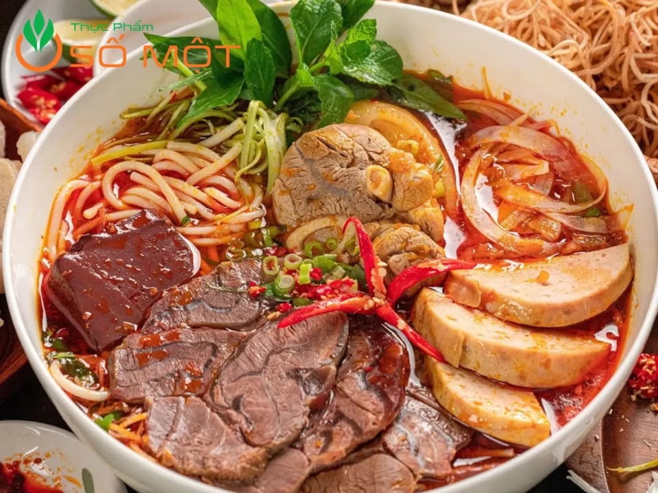 Bún bò Huế miền Trung ngon nức tiếng với hương vị đậm đà, nước dùng cay nồng