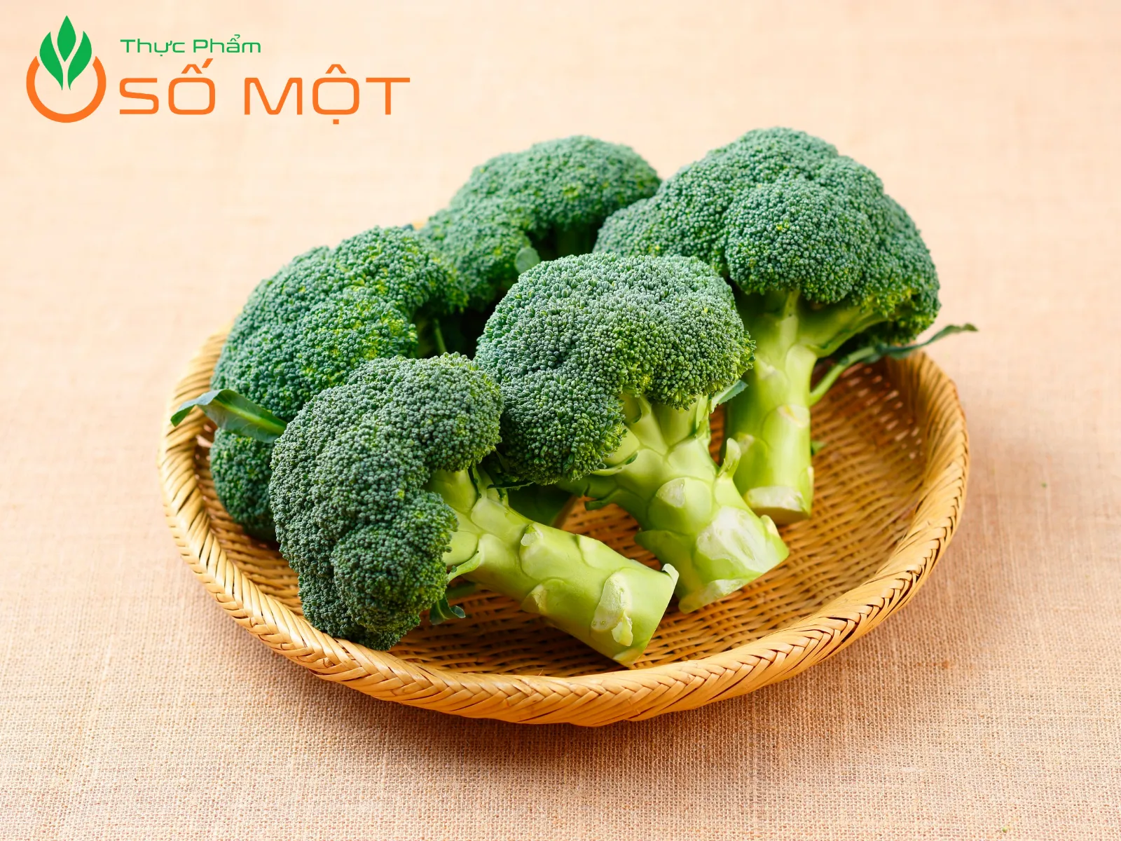 Bông cải xanh có hình dạng chùm, gồm nhiều búp hoa nhỏ li ti mọc sát nhau