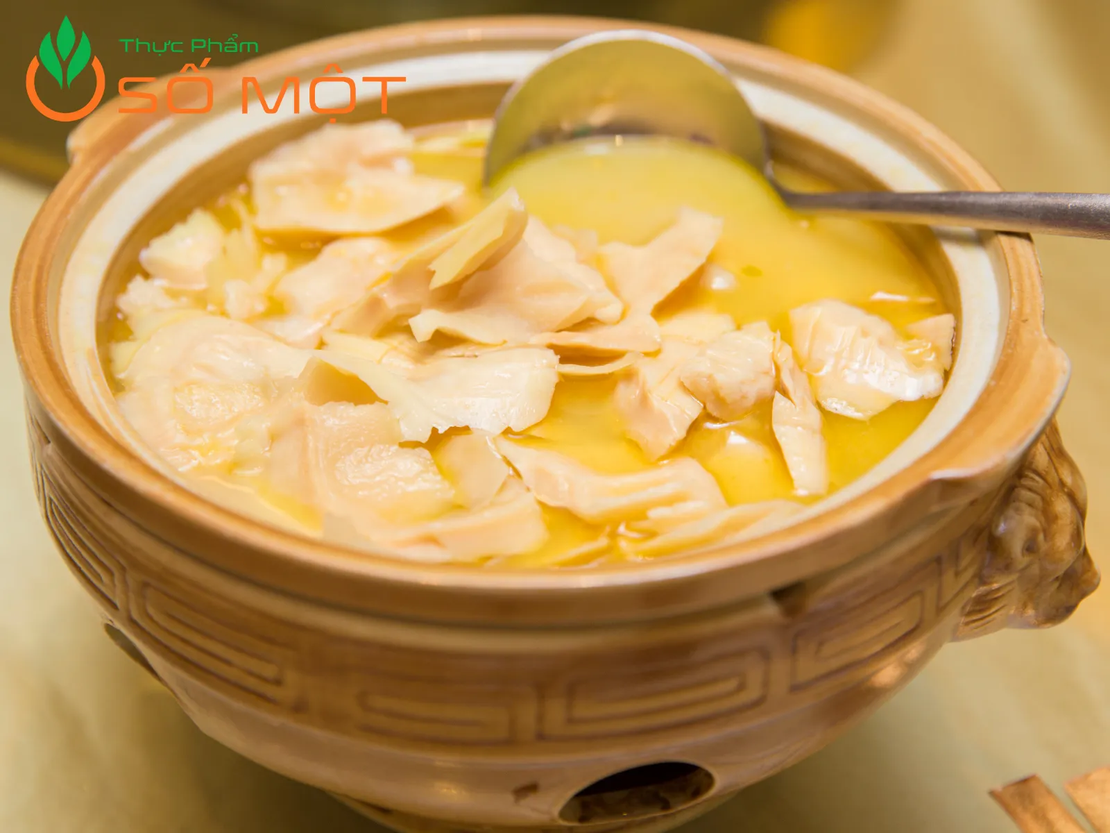 Lẩu măng là món ăn thường có tại nhiều quán ăn, nhà hàng