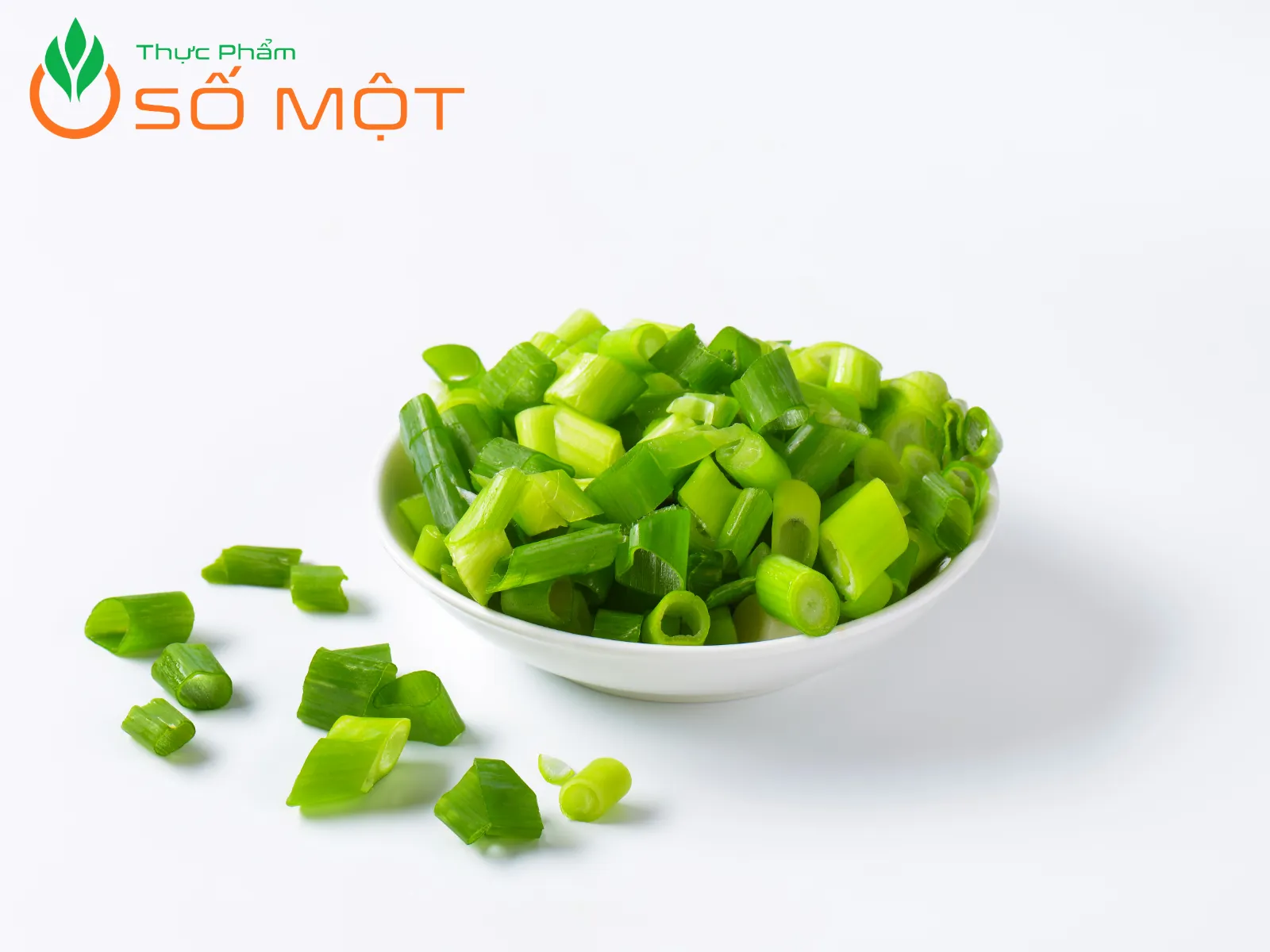 Thái nhỏ hành lá trước khi bảo quản ngăn đông