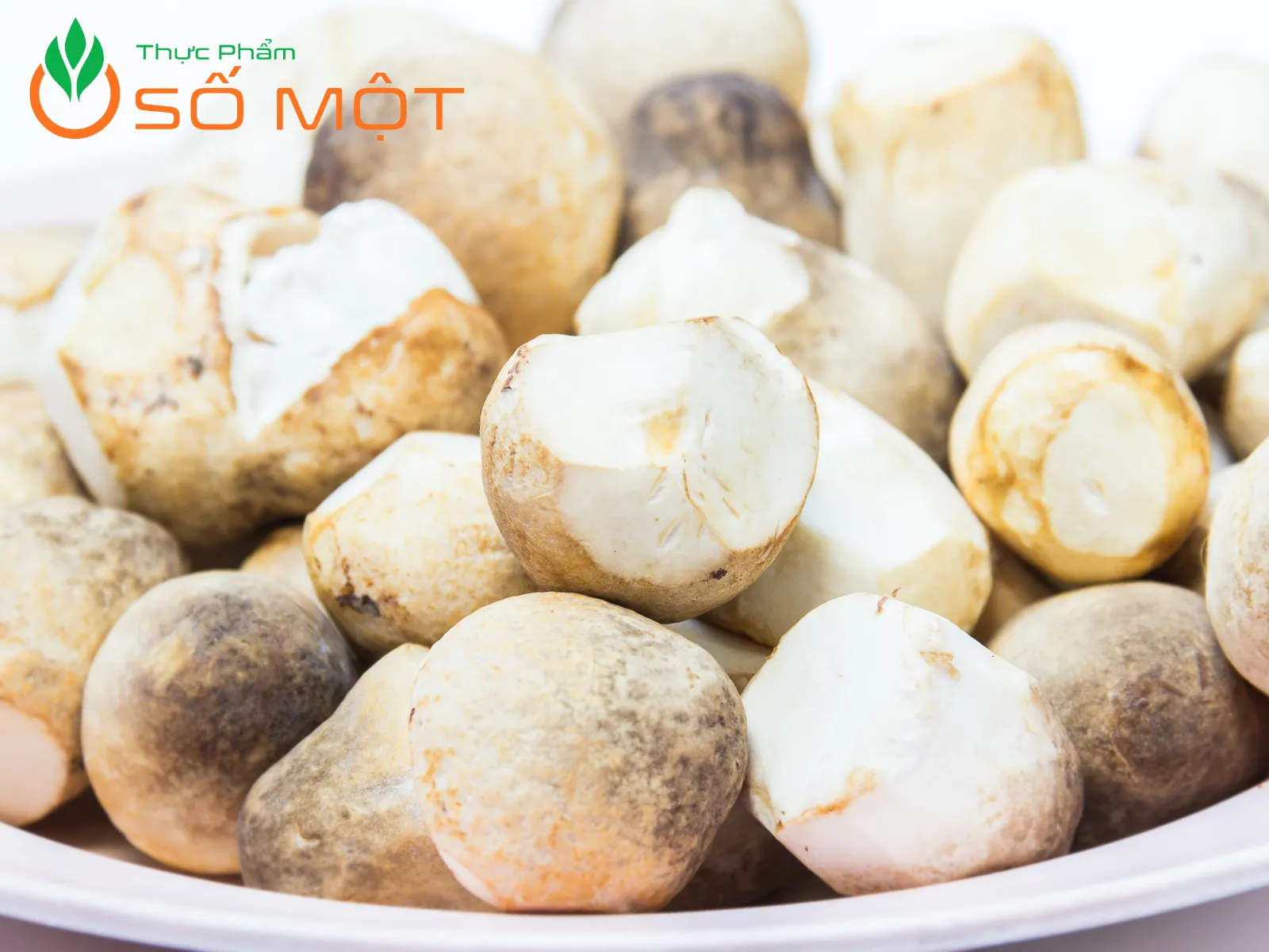 Giá nấm rơm thường tăng cao những ngày mồng 1, rằm