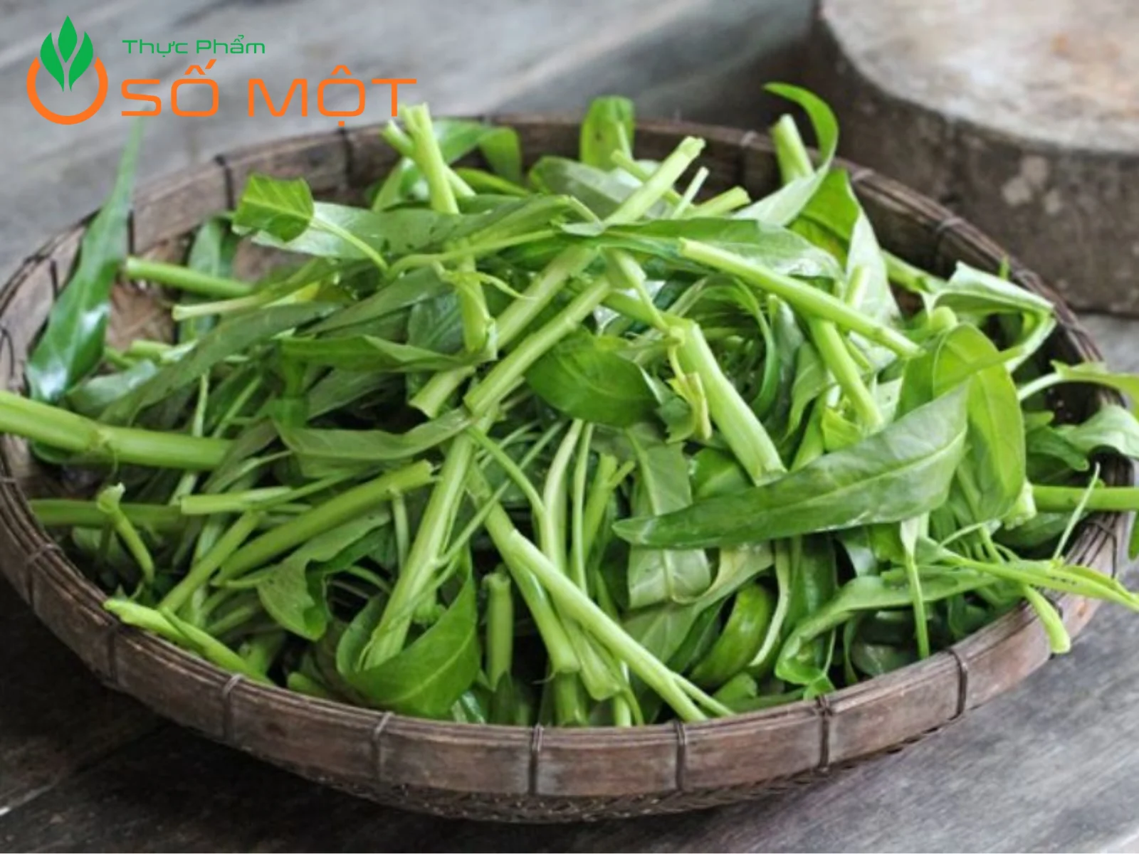 Nhặt sạch rau muống, loại bỏ phần thân già, lá sâu bệnh