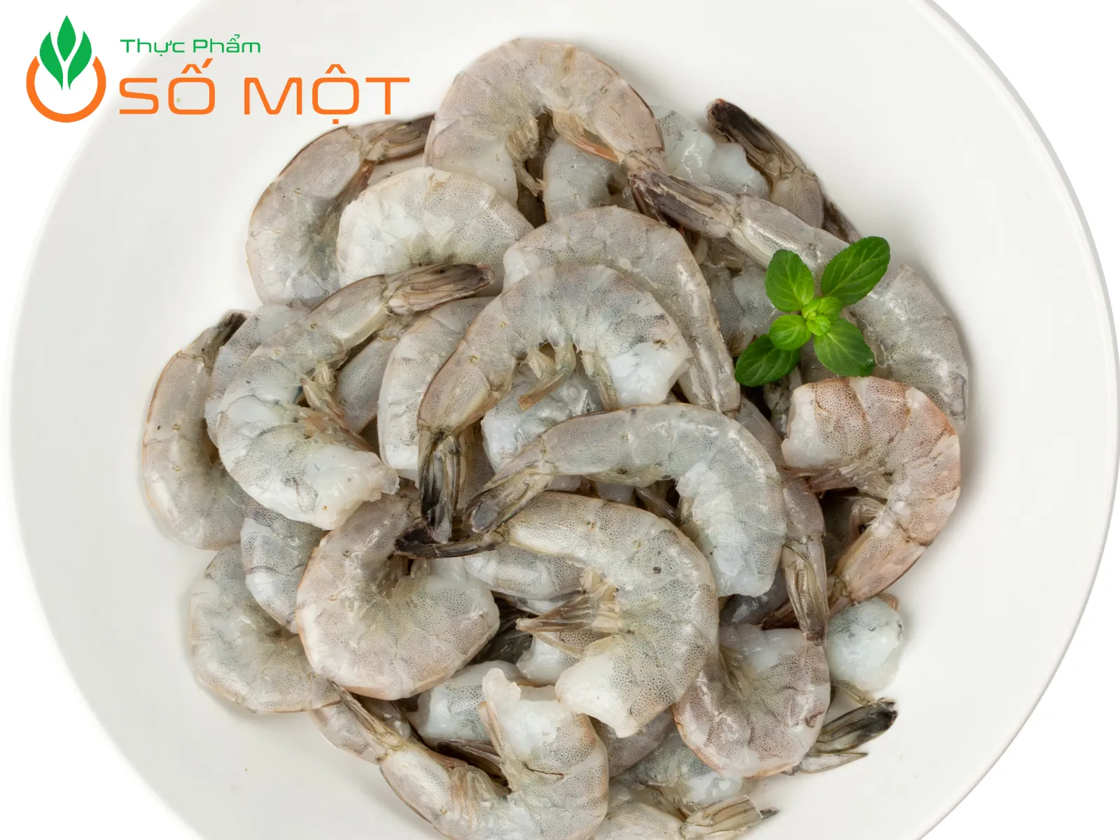 Việc sơ chế tôm thẻ cũng khá đơn giản, chỉ cần loại bỏ chân, râu, chỉ tôm...